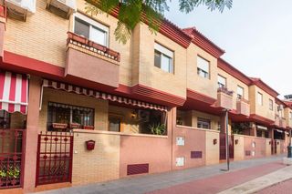 Casa a schiera en Plaza pintor jose maria parraga 7. Un hogar que respira naturaleza y bienestar