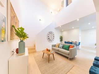 Casa a schiera en Calle vista ideal 4. Vivienda de dise�o con techos altos, luz natural y piscina en en