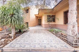 Chalet  Calle infanta doña leonor. Chalet con amplio jardín en zona privilegiada