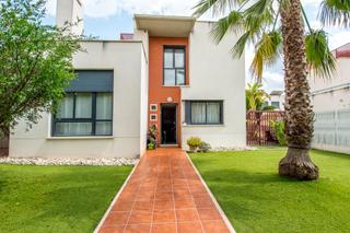 Xalet a Calle pintor antnio meseguer 36. Descubre el oasis de tus sueños en la quinta chalet de lujo con