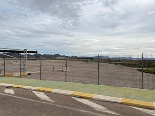 Terreny residencial  Pasaje seron. Terreno industrial con báscula y vallado perimetral en fuente ál