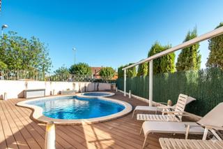 Chalet  Calle algarrobos 1. Coqueto chalet en altorreal al lado del campo de golf