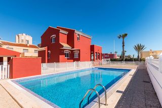 Xalet a Playa del Galán. Chalet en la manga con piscina