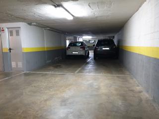 Parking voiture dans Carrer de mossn baldiri reixac 19. Plaza de aparcamiento.