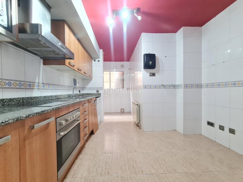 Foto 4c18495f-7542-4959-b6a9-0fe490eebda7. Piso ático dúplex con terraza de 70 m, parking y trastero centro o en Salt