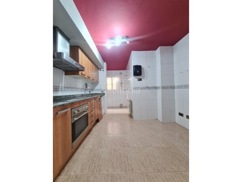 Foto cdbea6cc-ada3-4fb2-a341-4bf84e395020. Piso ático dúplex con terraza de 70 m, parking y trastero centro o en Salt
