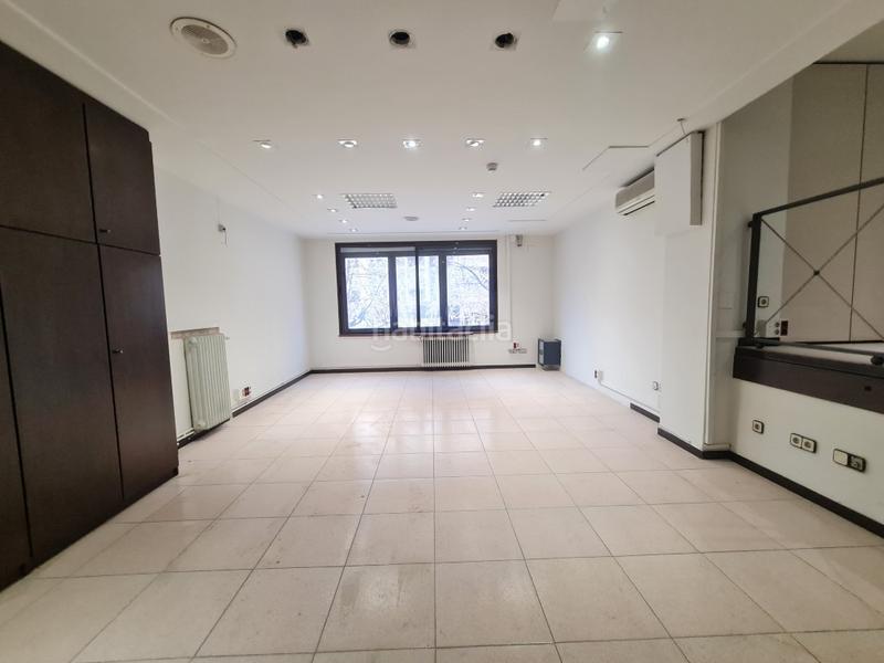 Foto f99ea684-501f-4e2b-9f75-aea1f8c2d0a9. Location bureau dans gran via jaume i 41 dans Centre-Barri Vell Girona
