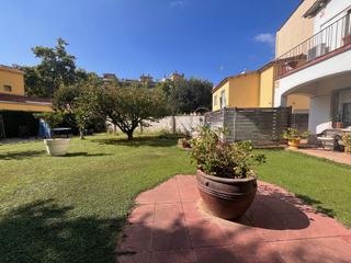 Casa  N/a. Casa en el centro de la ciudad, con zona ajardinada y piscina.