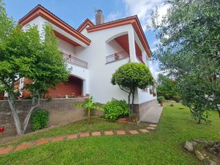 Haus in Montilivi. Encantadora casa unifamiliar con amplio jardín en girona