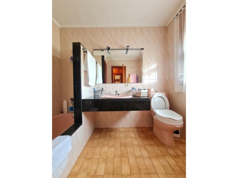 Foto 4d5c4922-9f3d-4e24-8d13-cad4ff560cc8. Casa amb aparcament a Montilivi Girona