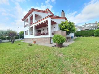 Maison dans Montilivi. Encantadora casa unifamiliar con amplio jardn en girona