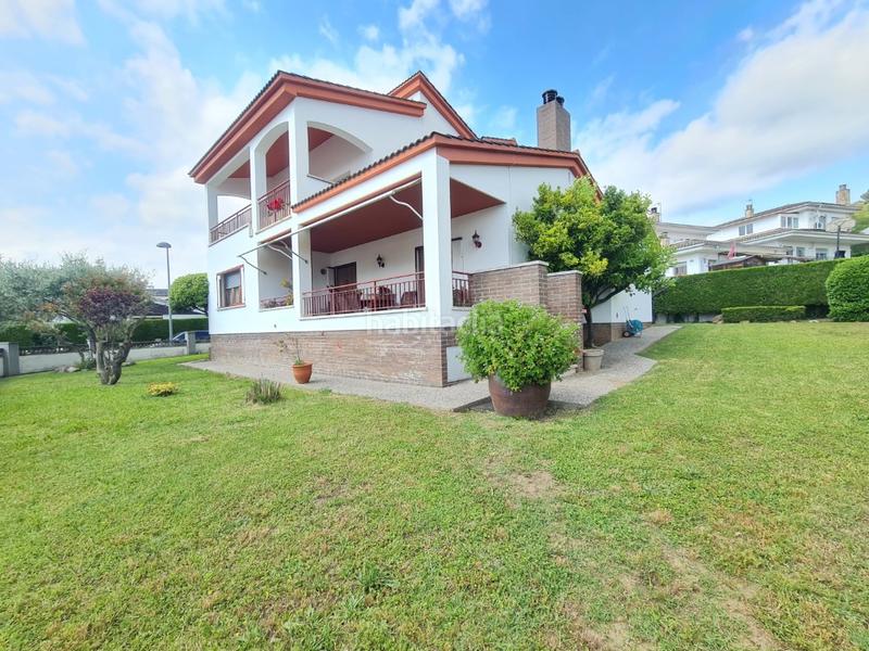 Foto 4e286c5b-0030-425d-9493-f92416e9c8d0. Casa encantadora casa unifamiliar con amplio jardín en Girona