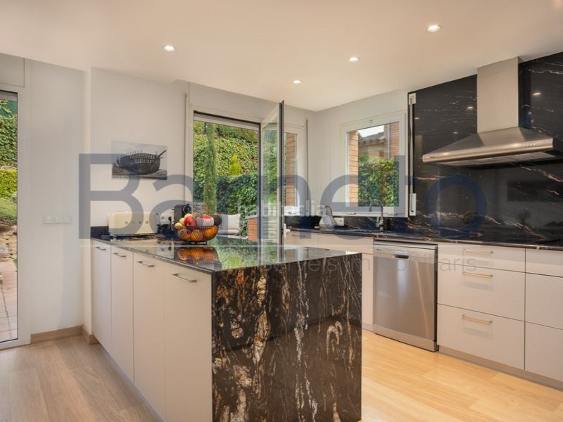 Foto 7e9f3b8d-88f0-4d12-ae7b-1cd49e7674de. Casa amb aparcament a Montilivi Girona