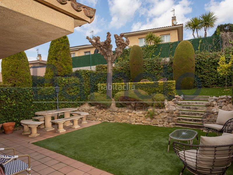 Foto f368a2fa-84c7-48f3-8267-c7daa9d287c2. Casa amb aparcament a Montilivi Girona