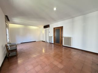 Pis a Eixample Nord. Piso de gran formato para crear una vivienda única junto al barr