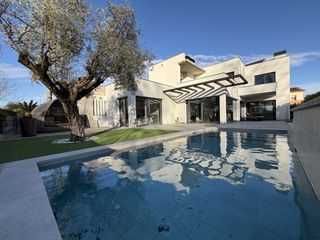 Maison à Cornellà del Terri. Exclusiva vivienda unifamiliar contemporánea con piscina en corn