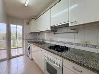 Pis a Carme - Vistalegre. Piso luminoso de 3 habitaciones con parking doble en carrer del
