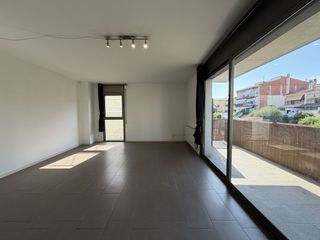 Etagenwohnung in Veïnat. Piso luminoso de 2 habitaciones con balcón y plaza de garaje en
