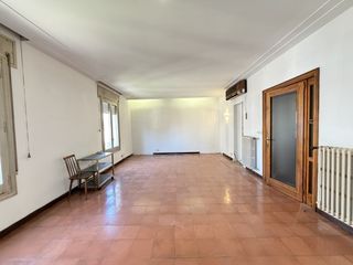 Etagenwohnung in Eixample Nord. Piso de gran formato para crear una vivienda única junto al barr