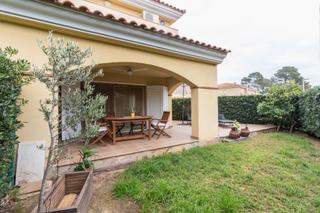 Maison jumelée à Carrer de les gardenies 13b. Casa esquinera con piscina comunitaria
