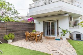 Casa adossada a Vilafortuny. Casa con 2 dormitorios y jardín privado
