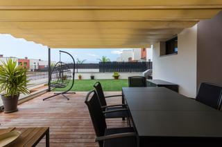 Semi detached house  Carrer rosa sensat. Casa pareada con piscina privada