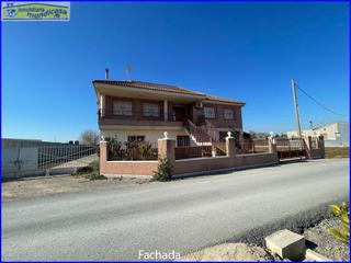 Maison à El Raal. Chalet en primera planta con bajo.