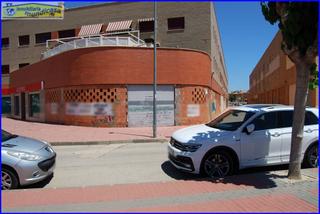 Local Comercial a Santomera. Amplio local comercial en planta baja y sótano con fachada a car