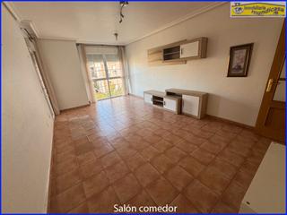 Pis  Calle maestro puig valera. Se vende piso 4 dormitorios, 2 baños, garaje y trastero.