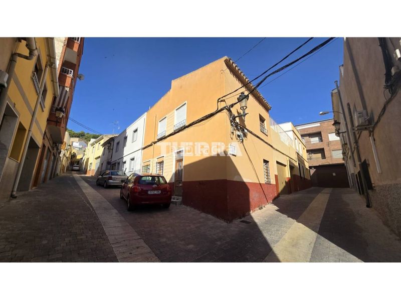 Foto eb38e563-0b27-4601-aec0-f7d8b0868bfe. Casa aparellada a Yecla