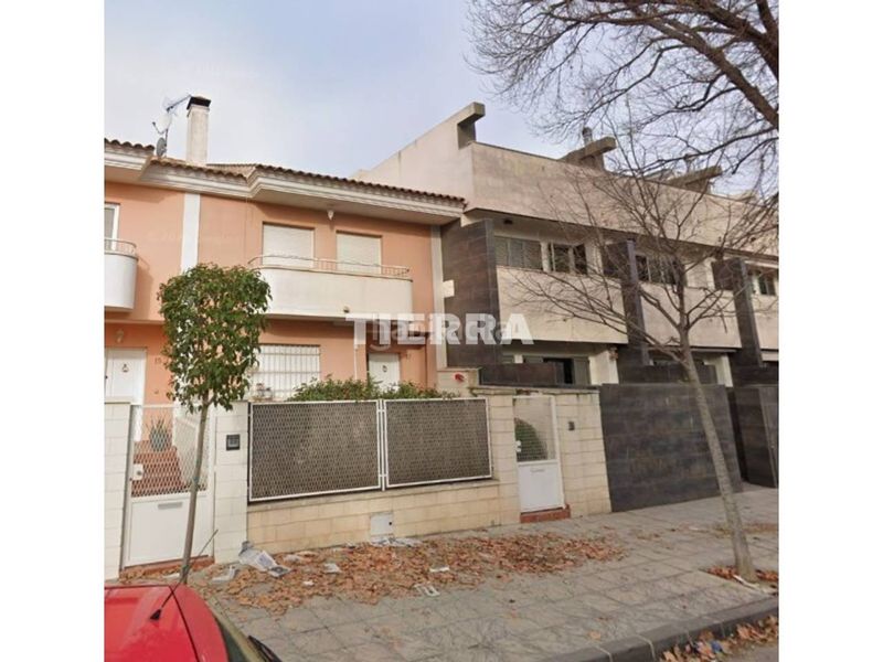 Foto cd28c46f-fa0c-4d5b-a3e0-dda8dc578dfd. Casa adossada amb aparcament a Yecla