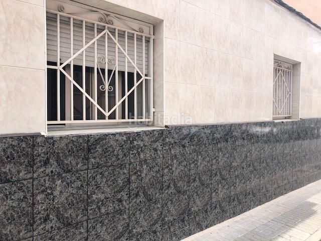 Foto c51be324-fc4e-4d6a-931d-81f675f77353. Casa a calle leon 23 a Petrer
