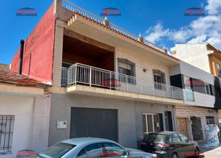 Maison à Calle general varela 5. Vivienda sobre pilares en san pedro del pinatar