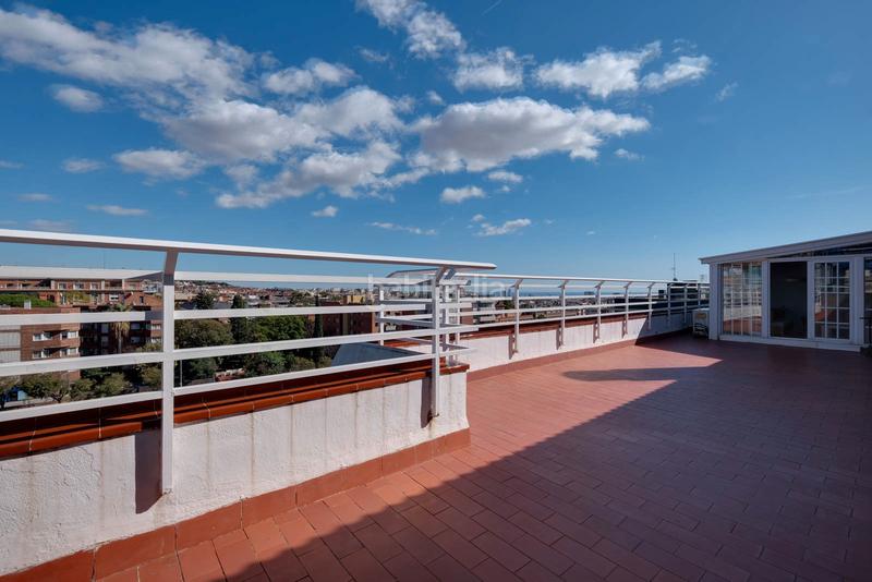 Foto 2221ca78-9dca-4b3c-91e3-f1b274529397. Pis amb xemeneia calefacció aparcament a Sarrià Barcelona