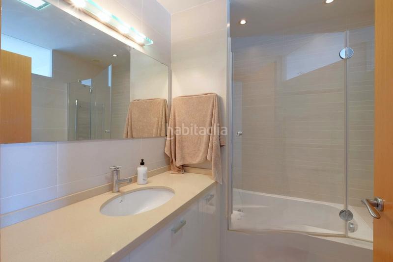 Foto 2d4c8845-8a49-404d-92a9-6d781904e8f0. Pis amb xemeneia calefacció aparcament a Sarrià Barcelona