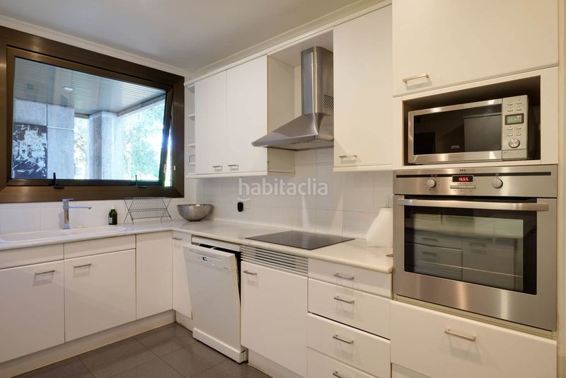 Foto f0df81c3-183b-4cbc-ba97-2a1f1a2479fc. Pis amb calefacció aparcament piscina a Pedralbes Barcelona