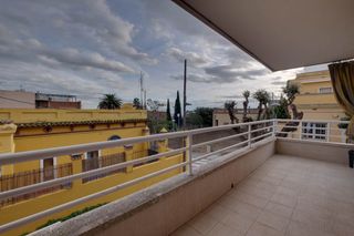 Pis  Carrer de la rosella. Piso a 3 vientos con piscina