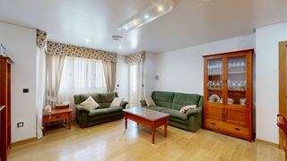 Casa a Barrio Peral-San Félix. Seminueva, impecable y con metros para aburrir en vereda de san