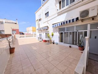 Casa a San Antón. Piso bajo muy amplio, da a dos calles, patio y garaje !!!