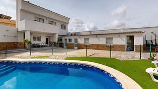 Maison à Roche. Impresionante vivienda con gran jardin y piscina !!! donde?? en