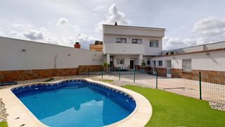 Haus in Roche. Impresionante vivienda con gran jardin y piscina !!! donde?? en