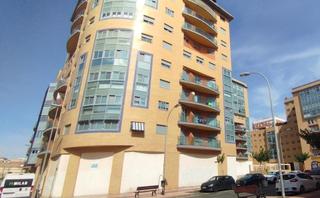 Aparcament cotxe a Ciudad Jardín. Amplia plaza de garaje en el edificio parque europa