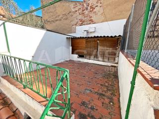 Casa adossada a Joan Prim. Con terraza