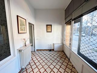 Casa adossada a Joan Prim. Con terraza