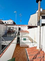 Casa adossada a Joan Prim. Con terraza
