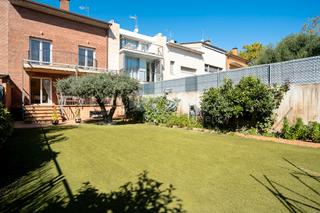Casa adossada a Font Verda. Con jardín y garaje