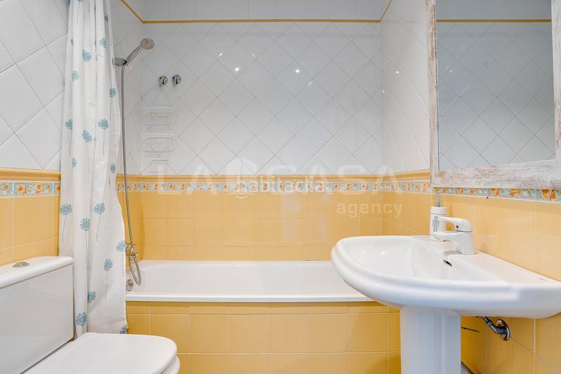 Foto 1252b4ba-d0b3-4a9d-b9a3-df16f686d68b. Casa adossada amb xemeneia calefacció aparcament a Granollers