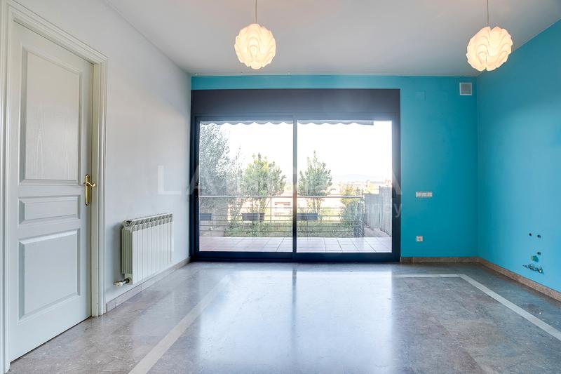 Foto 1a5a6cd5-2dee-4065-a101-f6d3257bf915. Casa adossada amb xemeneia calefacció aparcament a Granollers