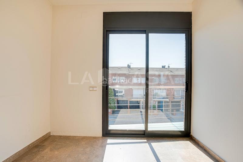Foto 4890b3af-a13c-4140-8558-989fceae390c. Casa adossada amb xemeneia calefacció aparcament a Granollers