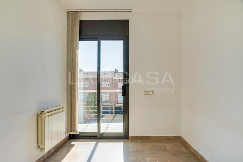 Foto 5f12604f-411e-4759-b9ce-0a3ed2084d60. Casa adossada amb xemeneia calefacció aparcament a Granollers